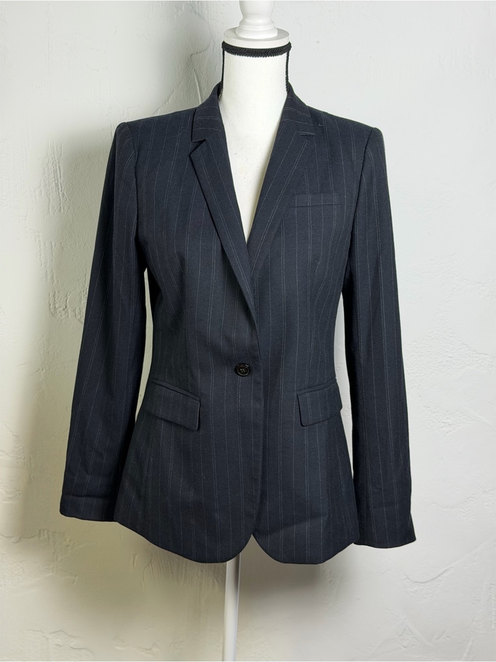 Banana Republic Navy Pinstripe Tailored Blazer- machine washable size 6